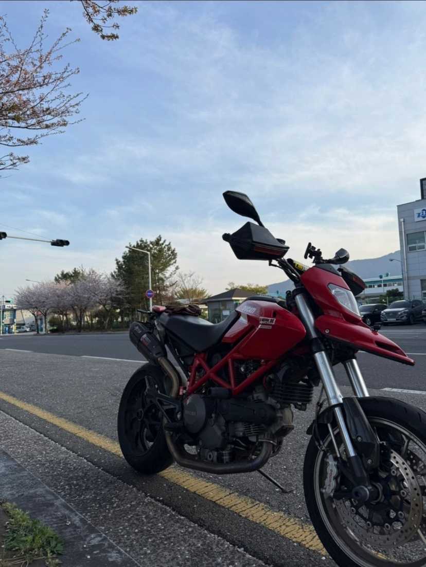 Ducati Hypermotard 796 - Фото 6