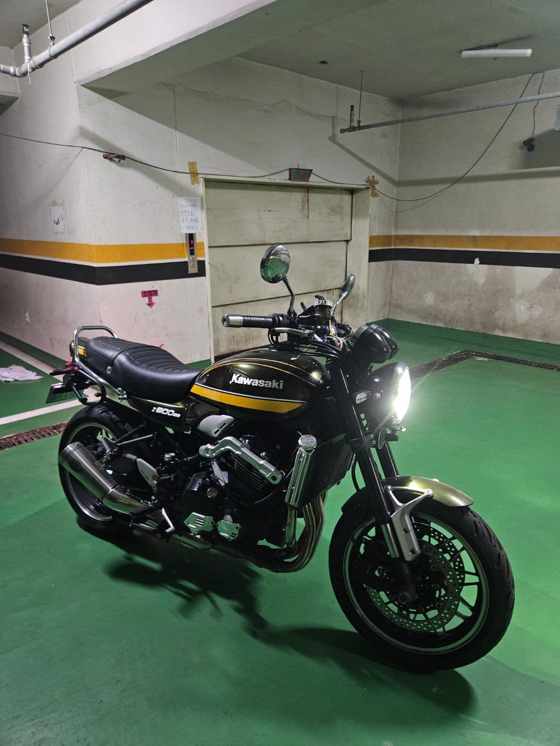 가와사키 Z 900 RS 1