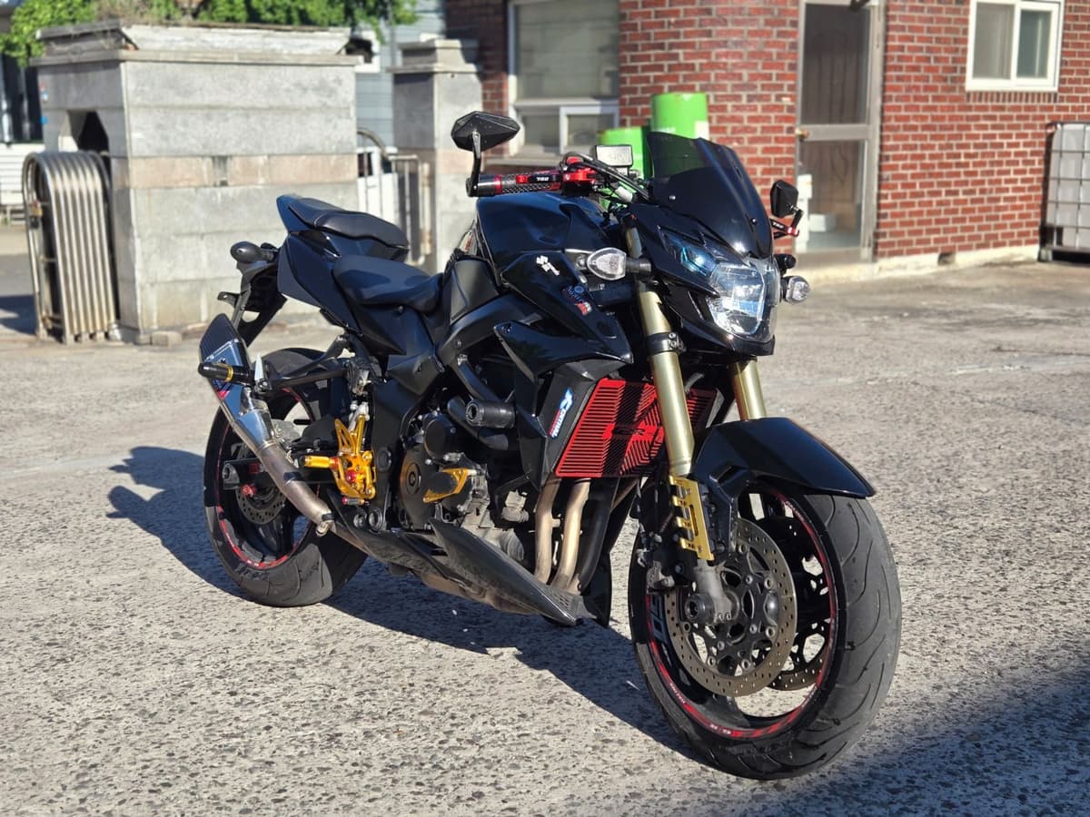 스즈키 GSR 750 A 1