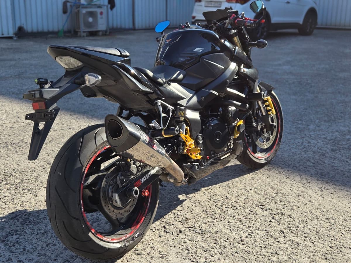 스즈키 GSR 750 A 3