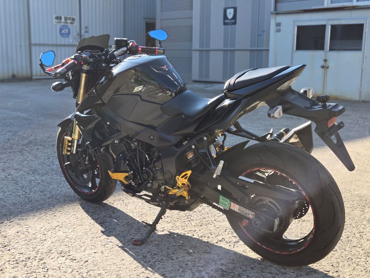 스즈키 GSR 750 A 4