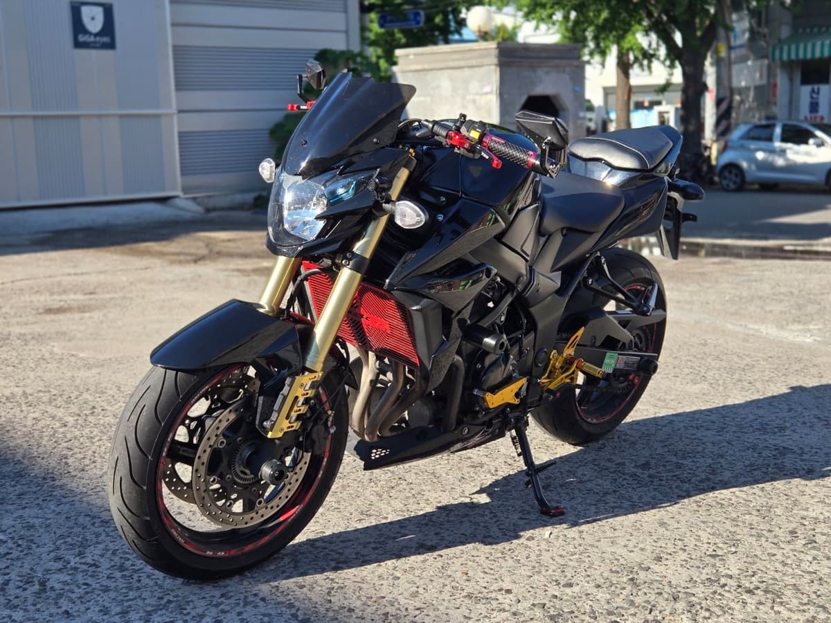 스즈키 GSR 750 A 6