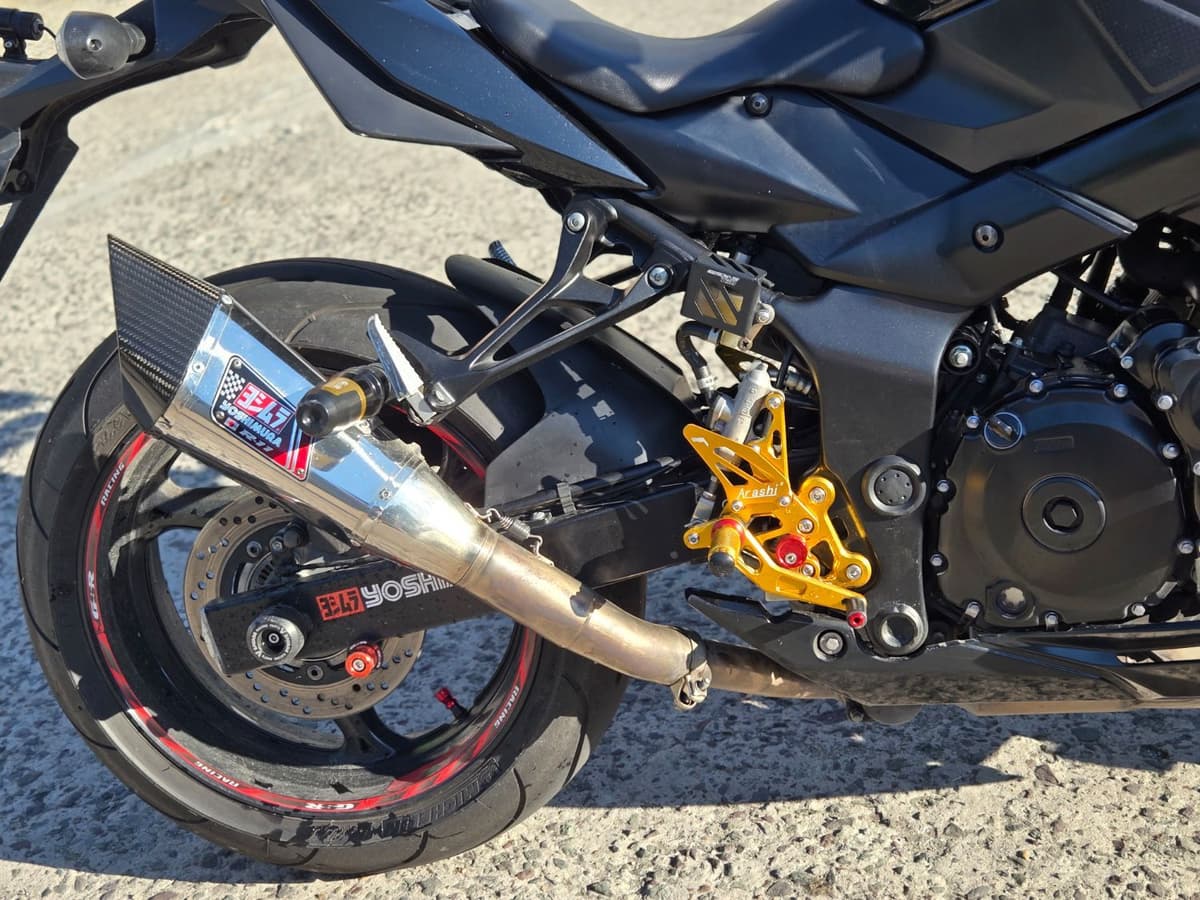 스즈키 GSR 750 A 8