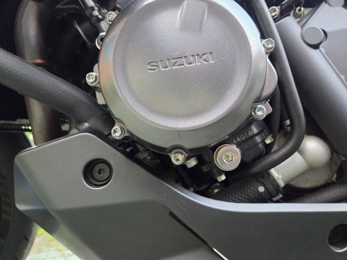 스즈키 GSX S 1000 8