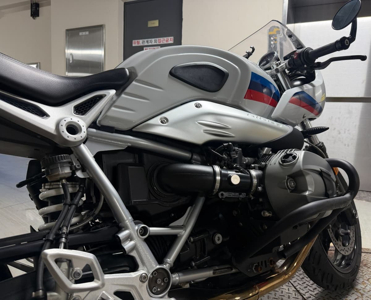 BMW R nine T 레이서 3