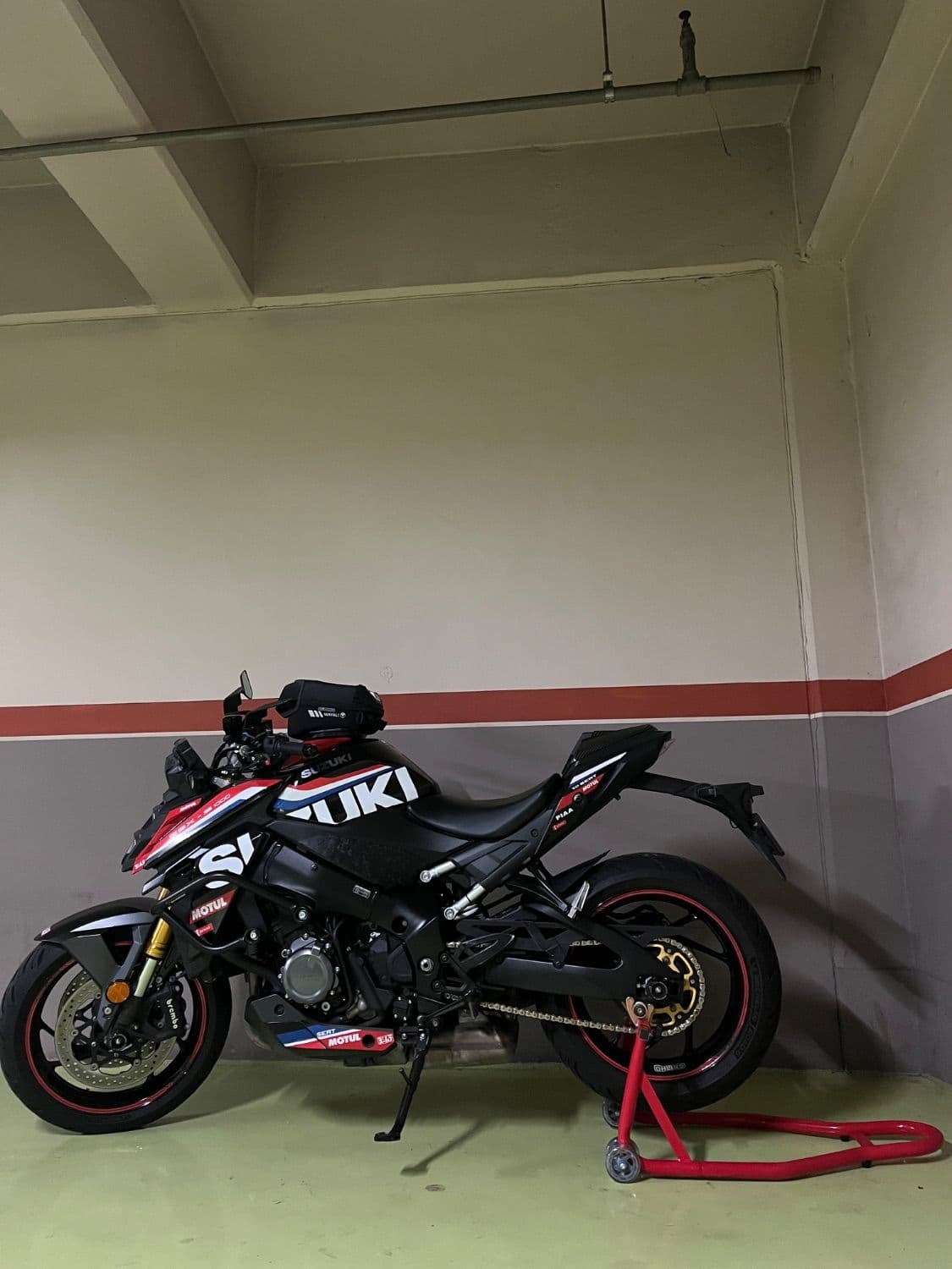 스즈키 GSX S 1000 9