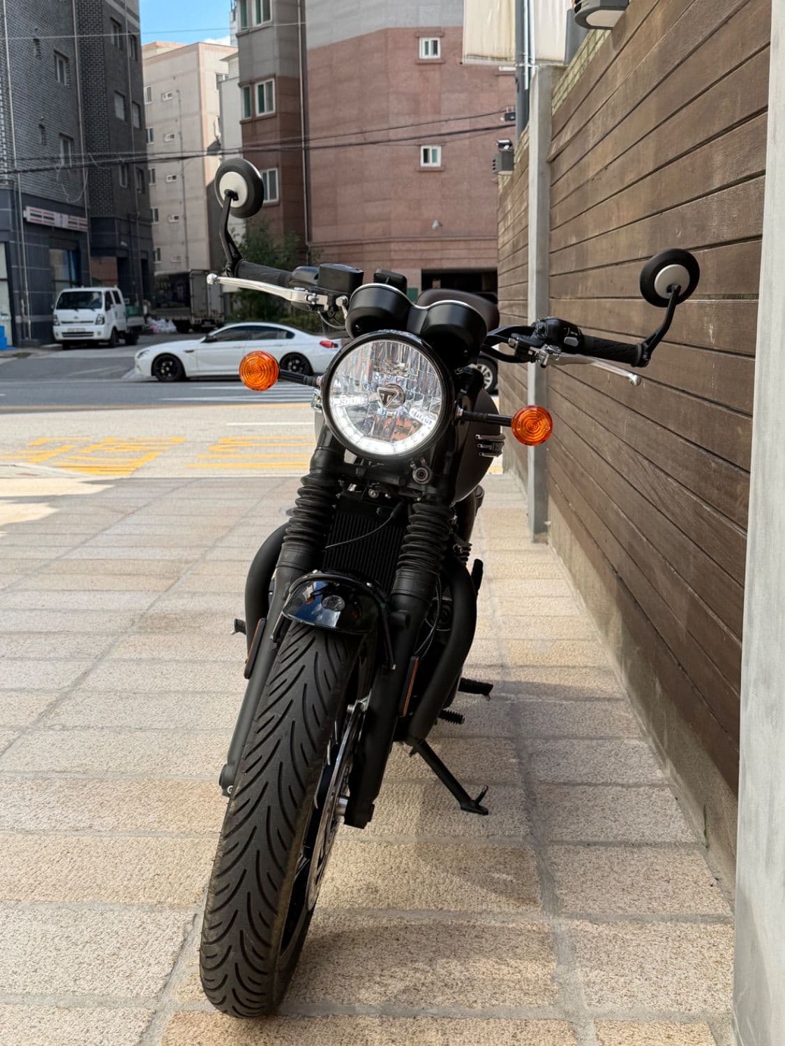 트라이엄프 본네빌 T120 블랙 6