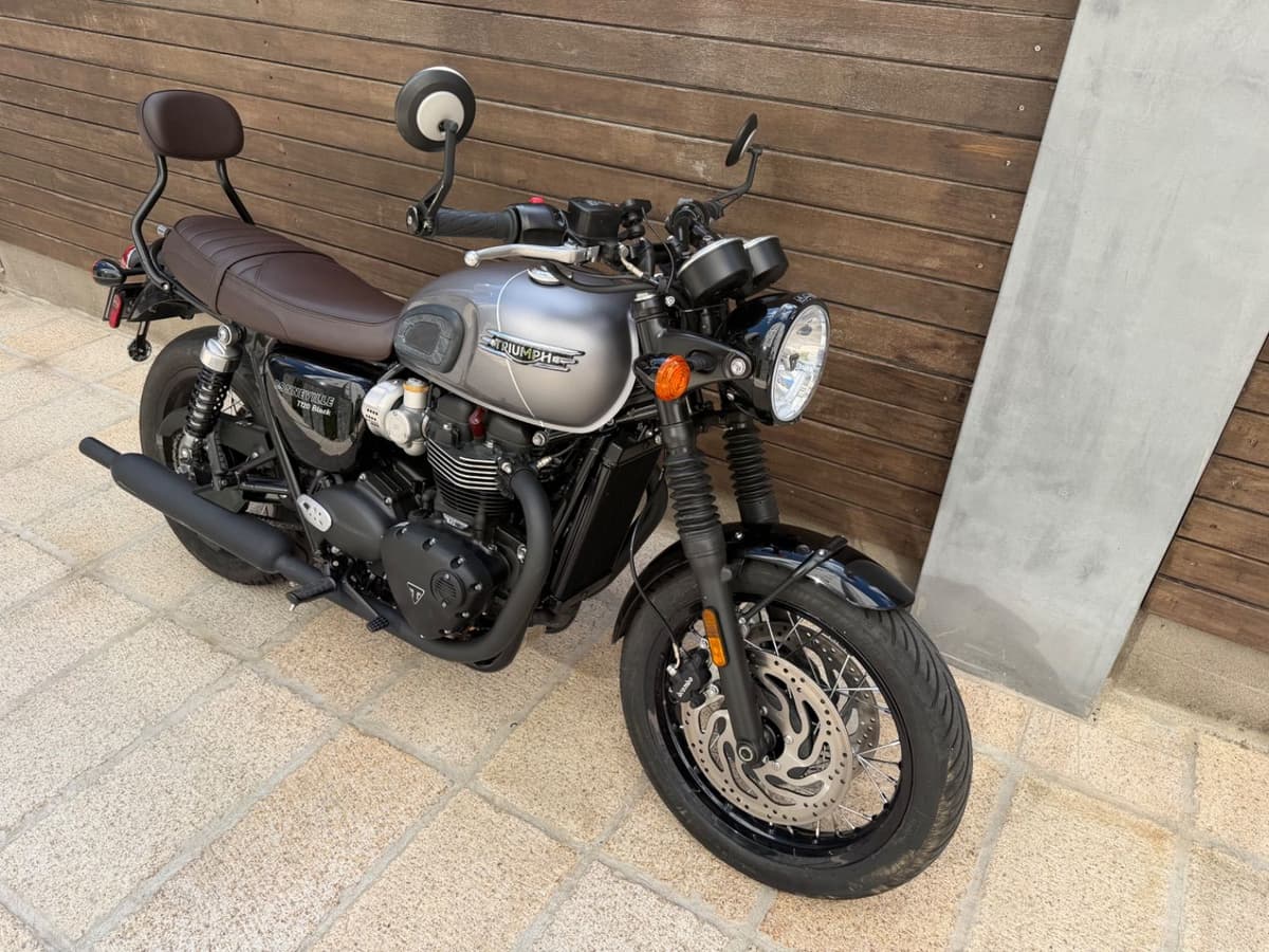 트라이엄프 본네빌 T120 블랙 2