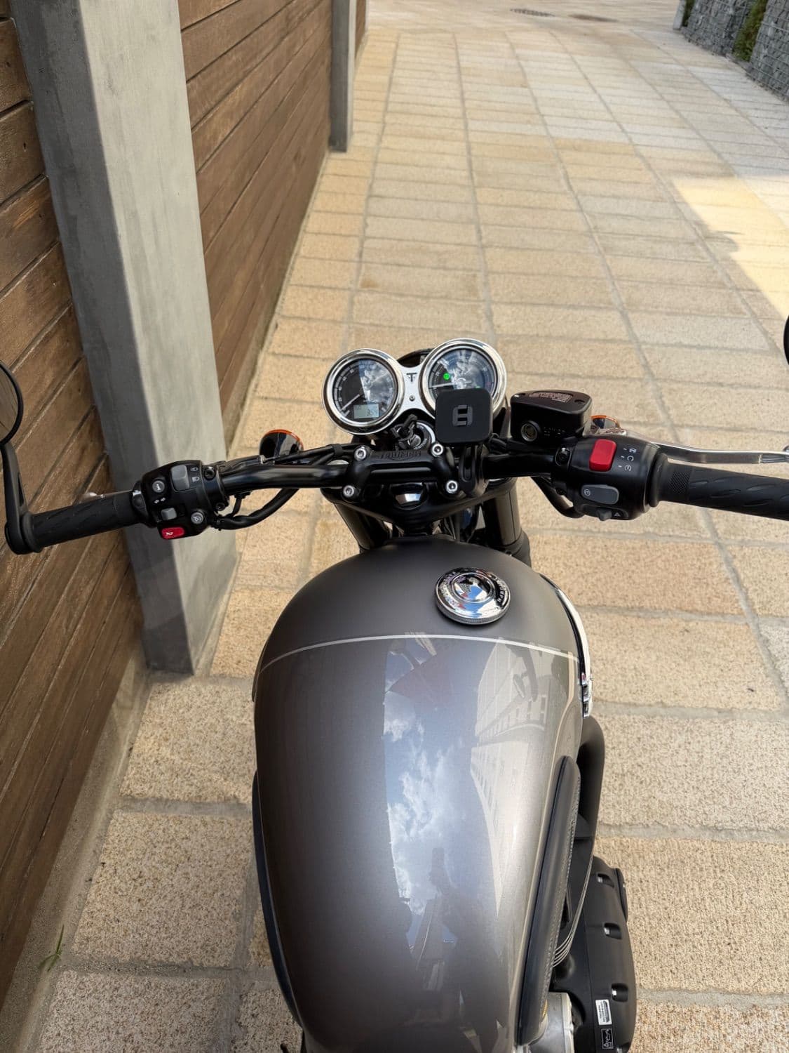 트라이엄프 본네빌 T120 블랙 5