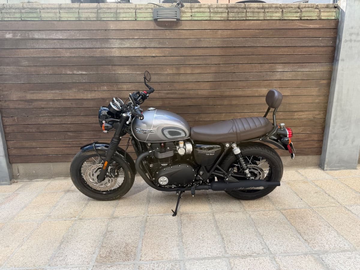 트라이엄프 본네빌 T120 블랙 7