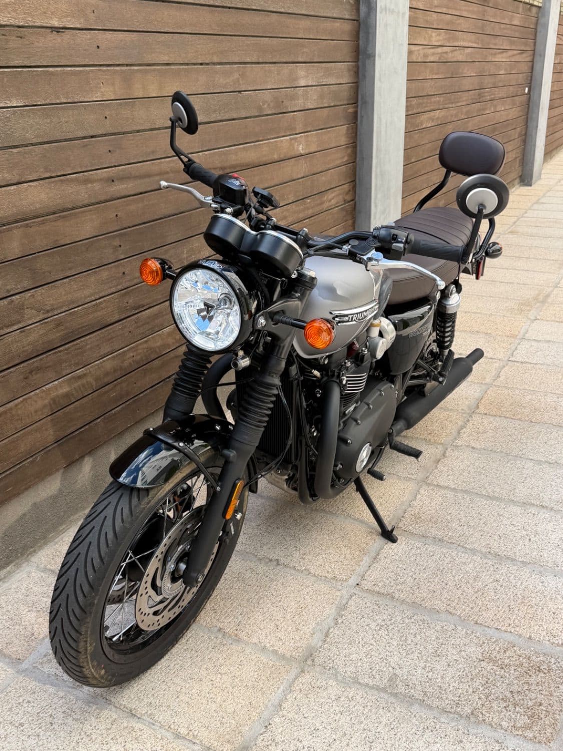 트라이엄프 본네빌 T120 블랙 8