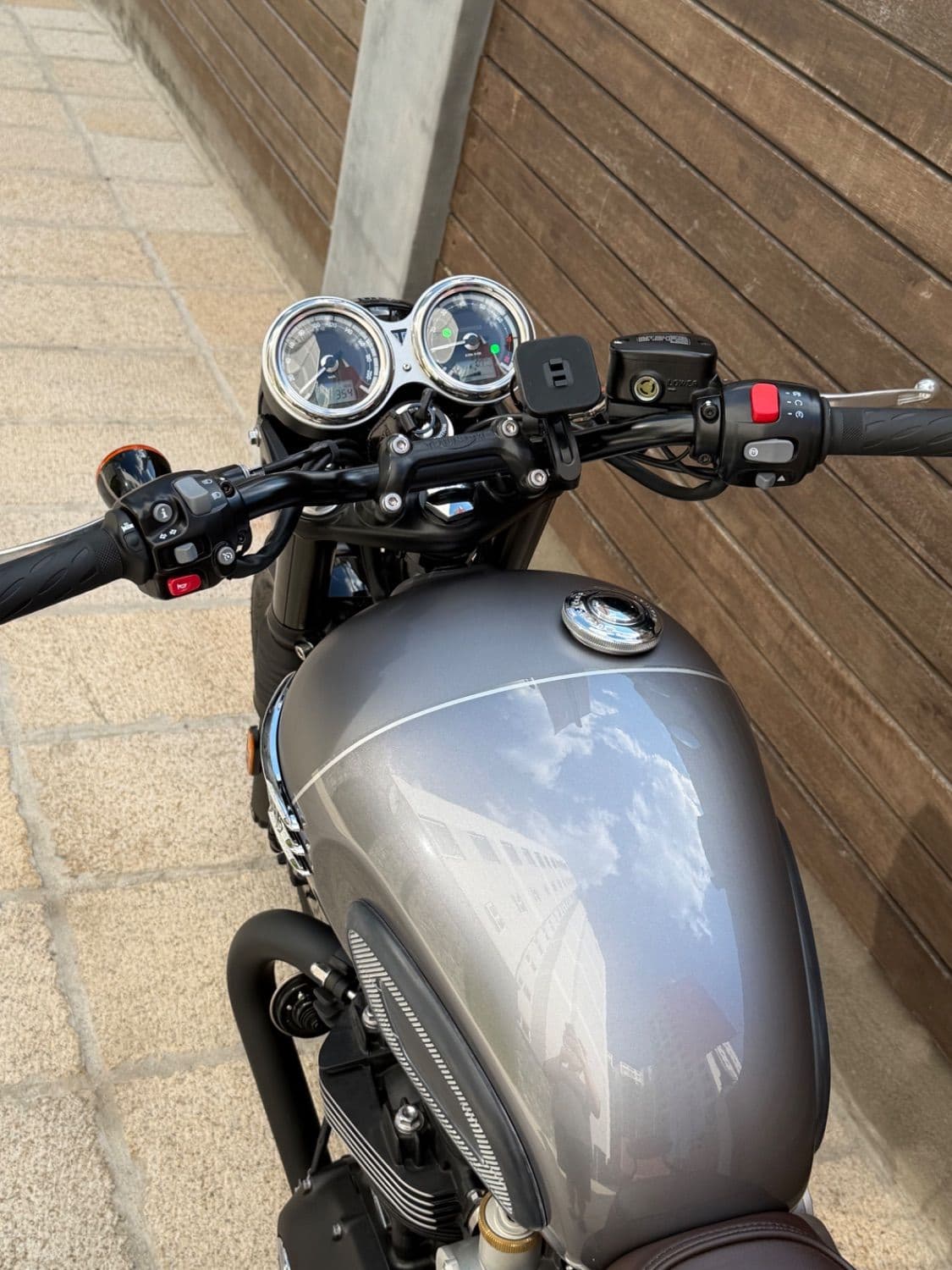 트라이엄프 본네빌 T120 블랙 11