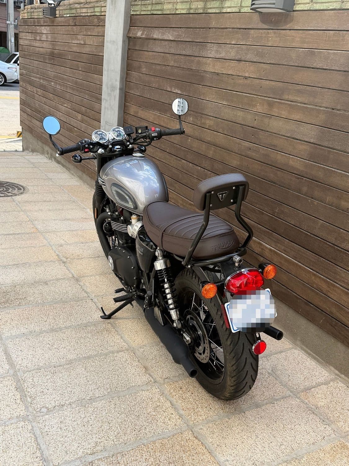 트라이엄프 본네빌 T120 블랙 9
