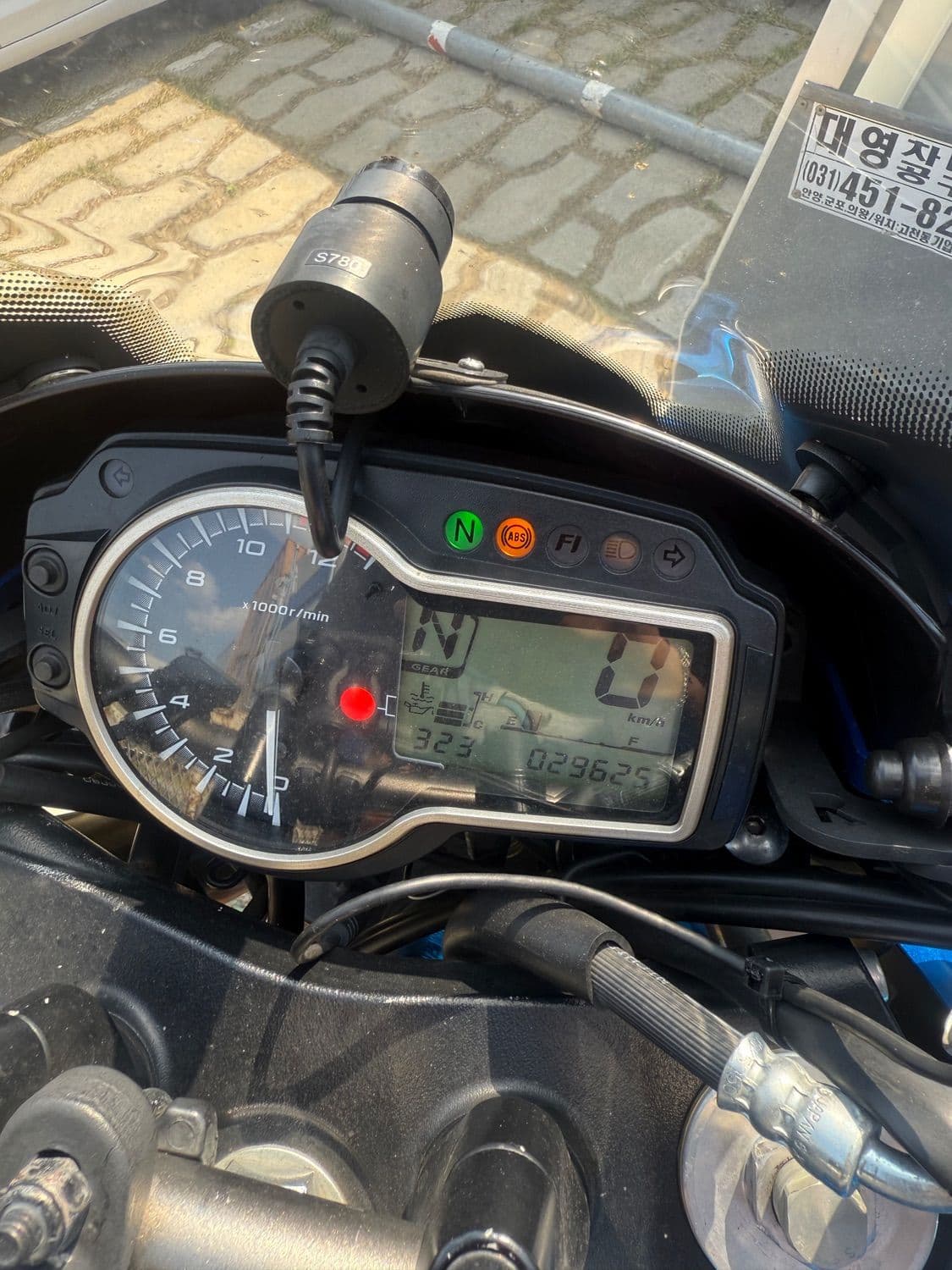 스즈키 GSR 750 A 9