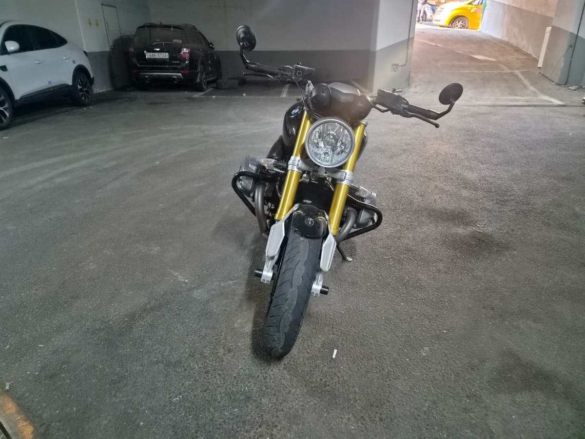 BMW R nine T  4