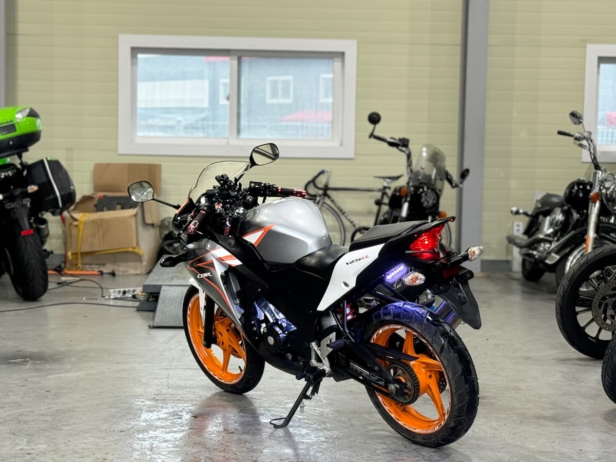 혼다 CBR 125 R 8