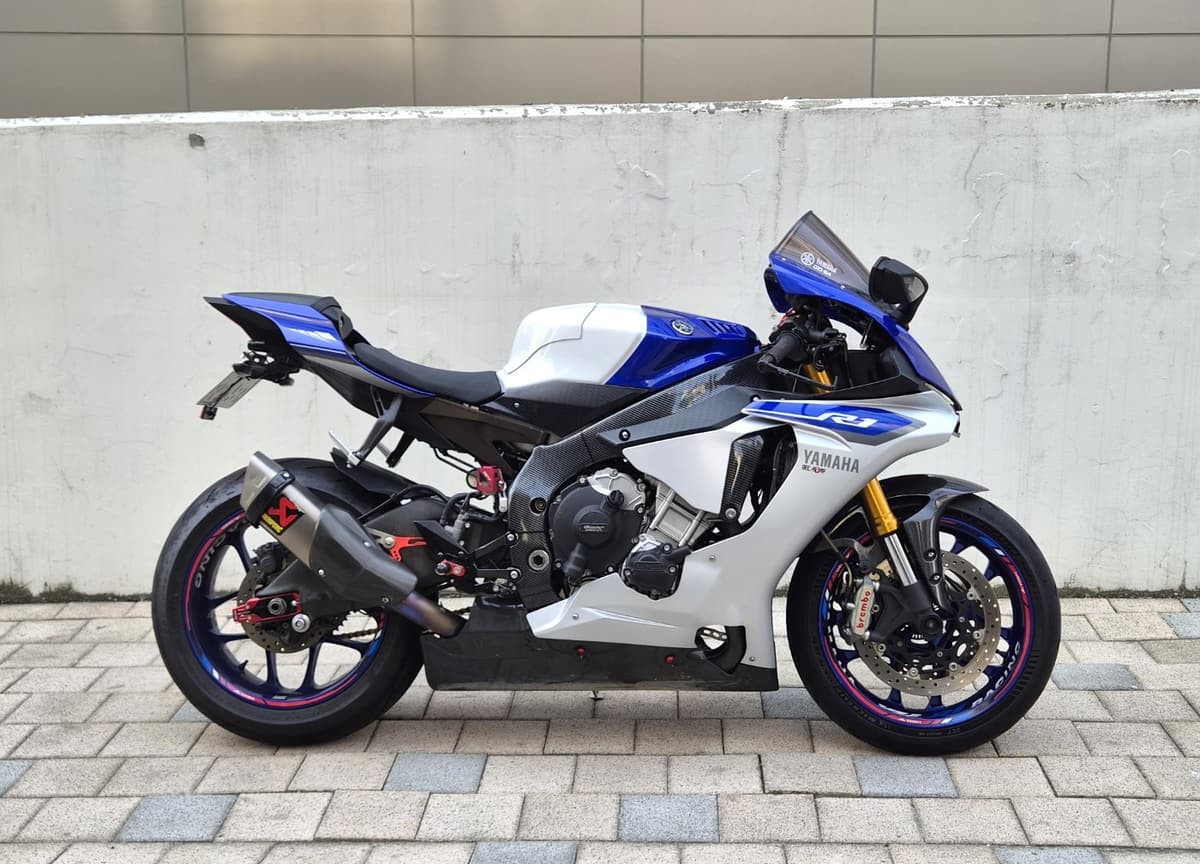야마하 YZF R1 2
