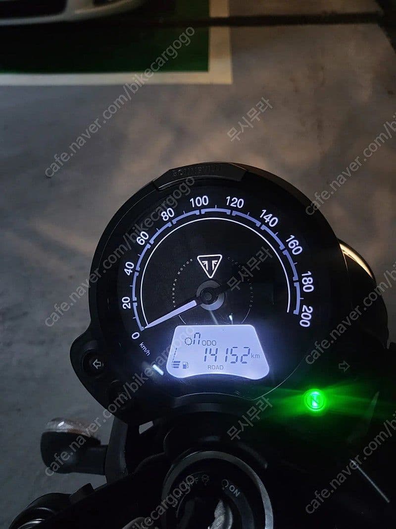 트라이엄프 스트리트 트윈 900 3