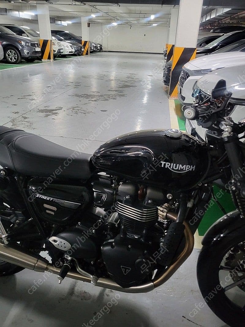 트라이엄프 스트리트 트윈 900 2