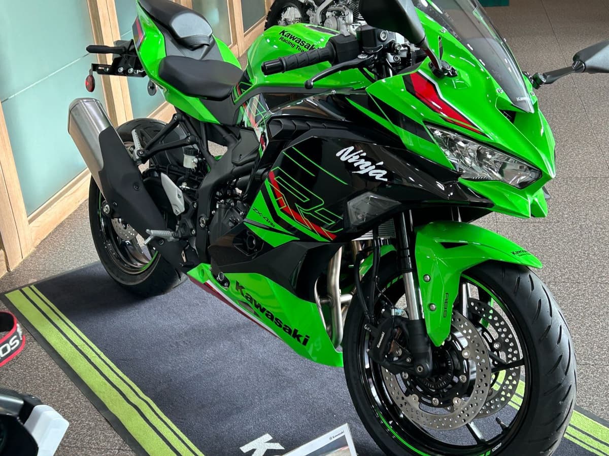 가와사키 ZX-4RR 1