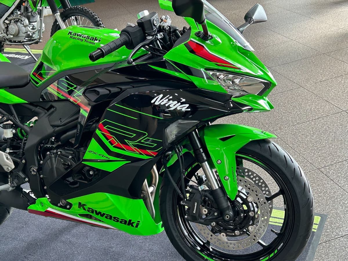 가와사키 ZX-4RR 2