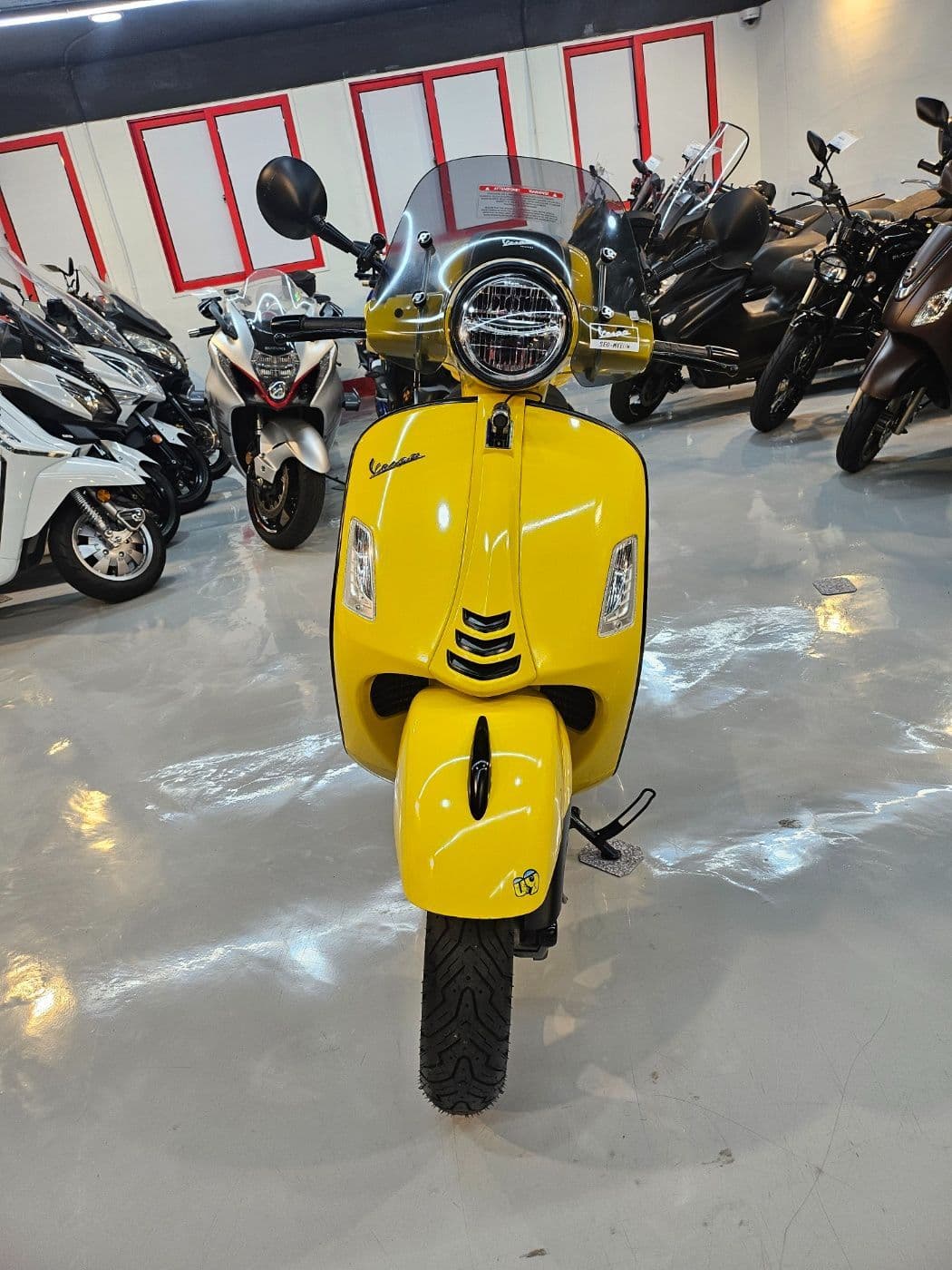 베스파 GTS 300 슈퍼스포츠 1