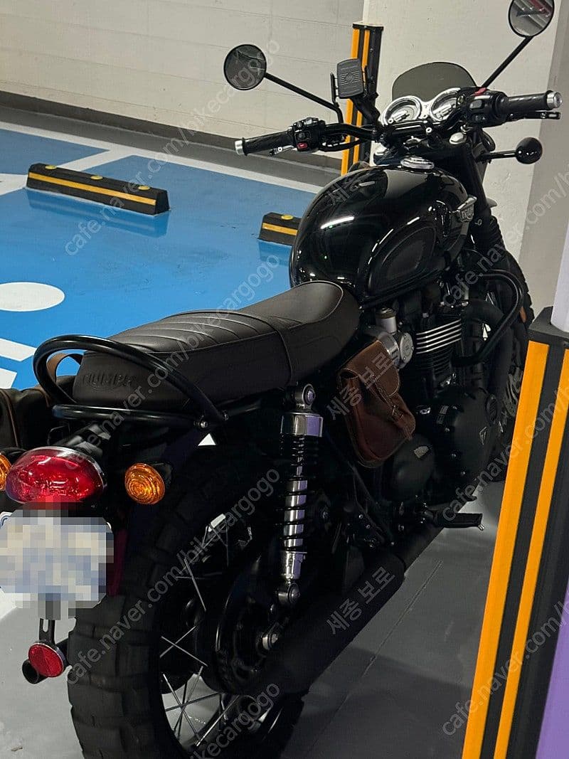 트라이엄프 본네빌 T120 블랙 3