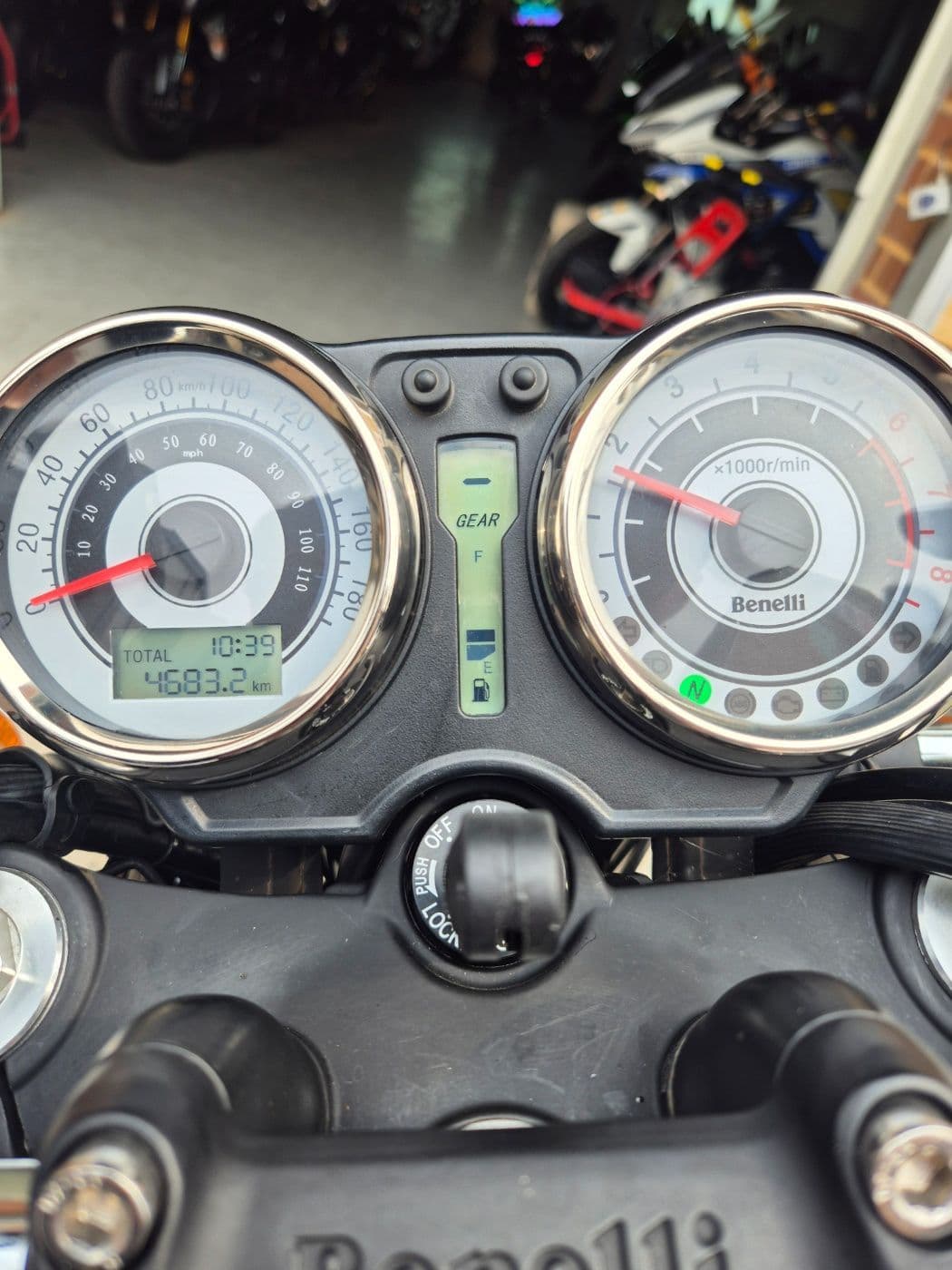 베넬리 임페리알레 400 ABS 10