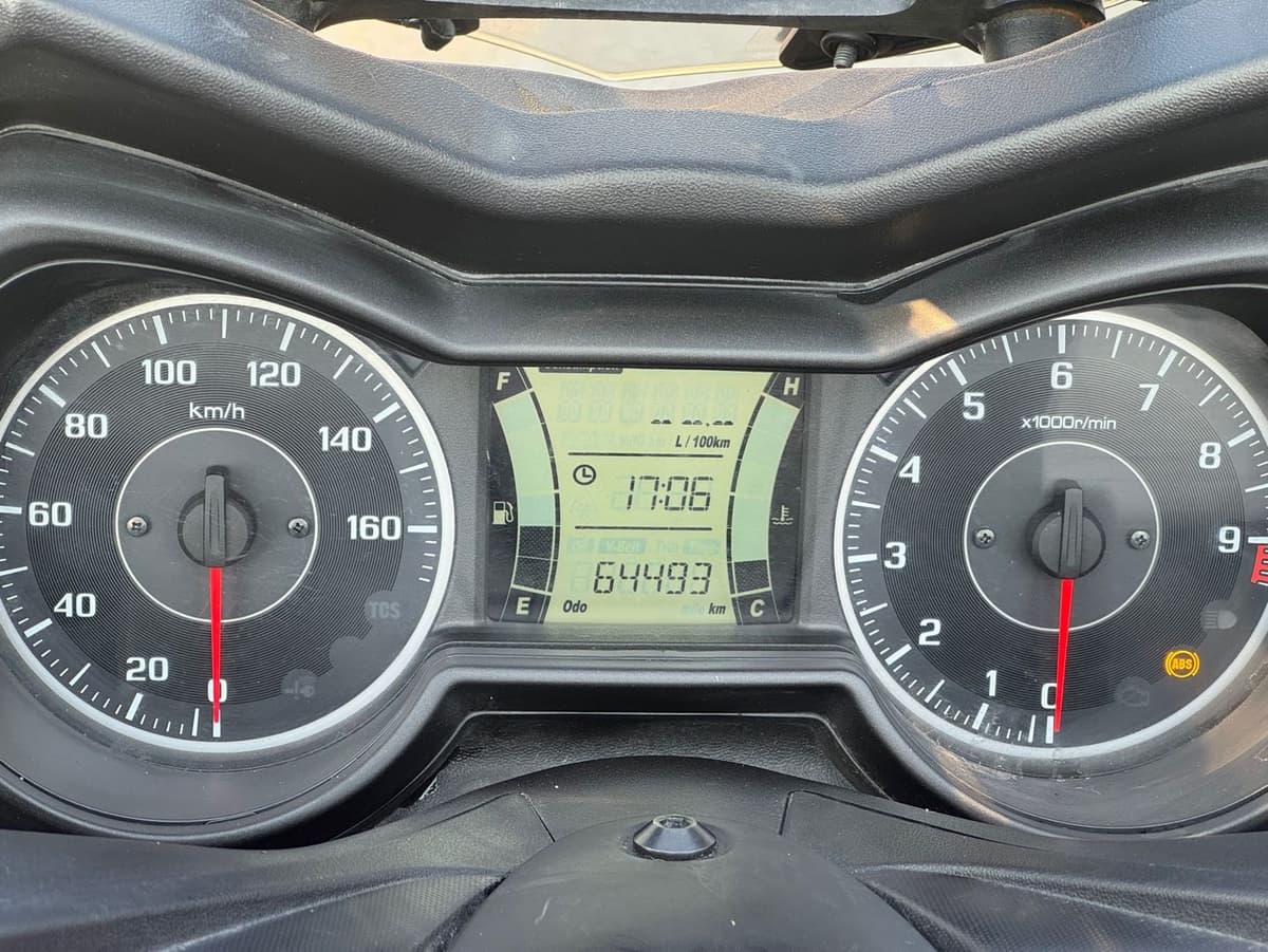 야마하 XMAX 300 ABS 9