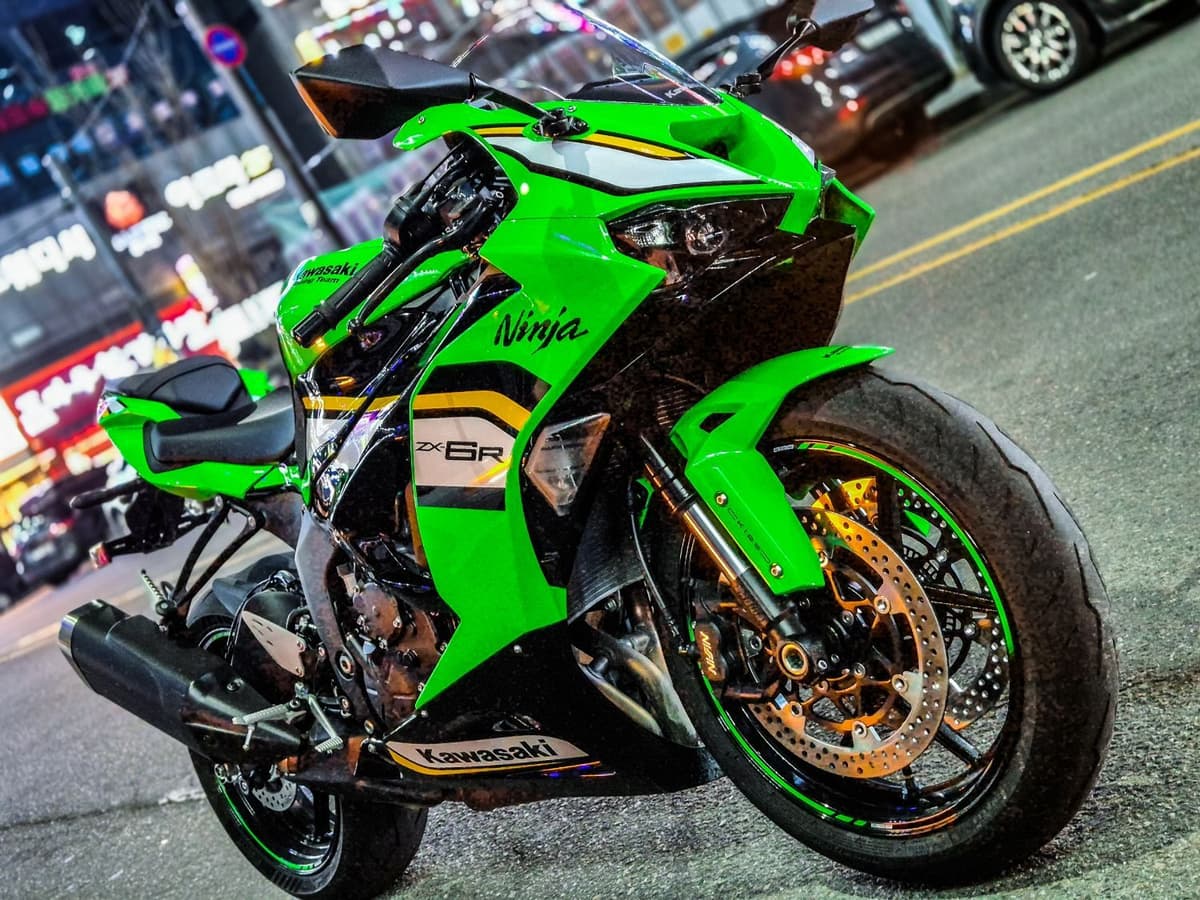 가와사키 닌자 ZX-6R 1