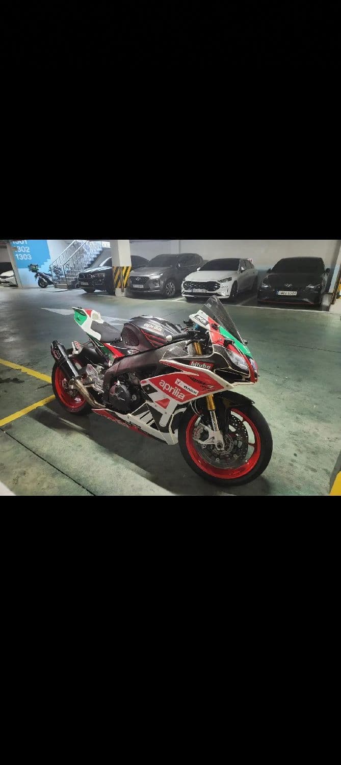 아프릴리아 RSV 4 RR 1