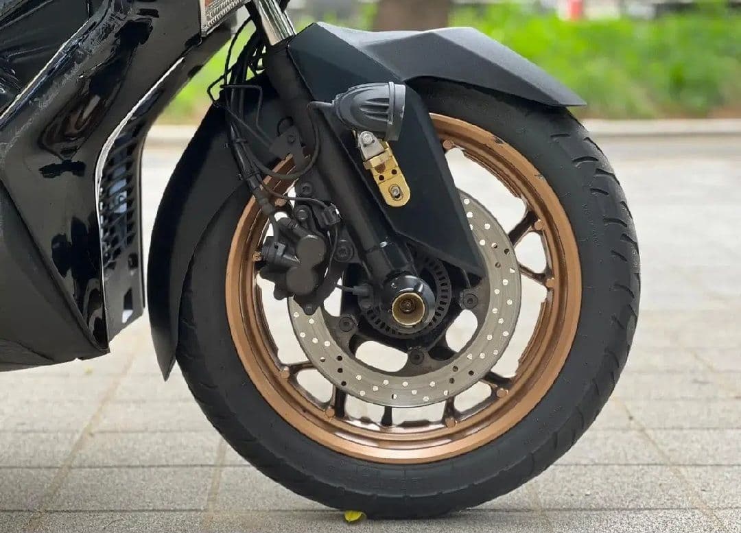 야마하 XMAX 300 ABS 8