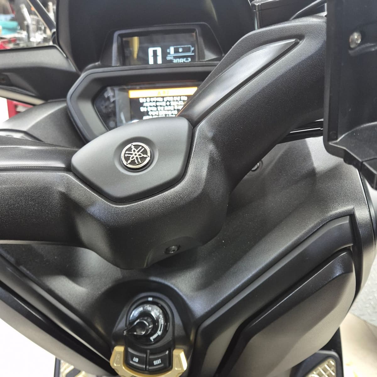 야마하 XMAX 300 ABS 1