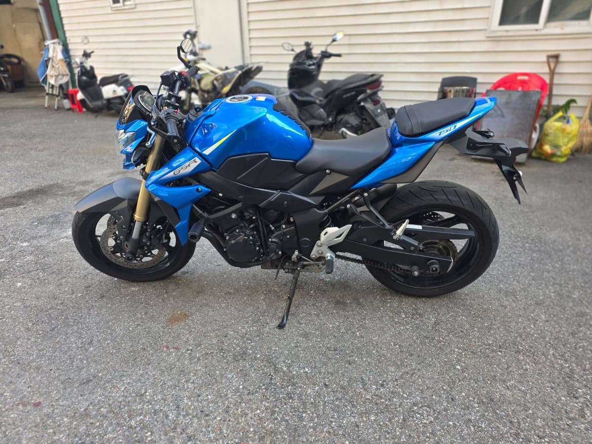 스즈키 GSR 750 A 1