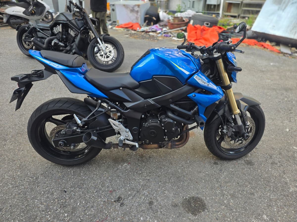 스즈키 GSR 750 A 2