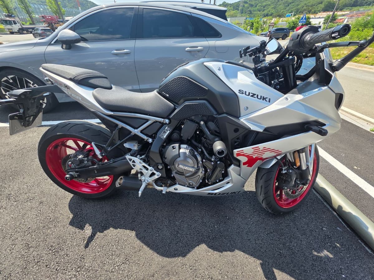 스즈키 GSX 8R 2