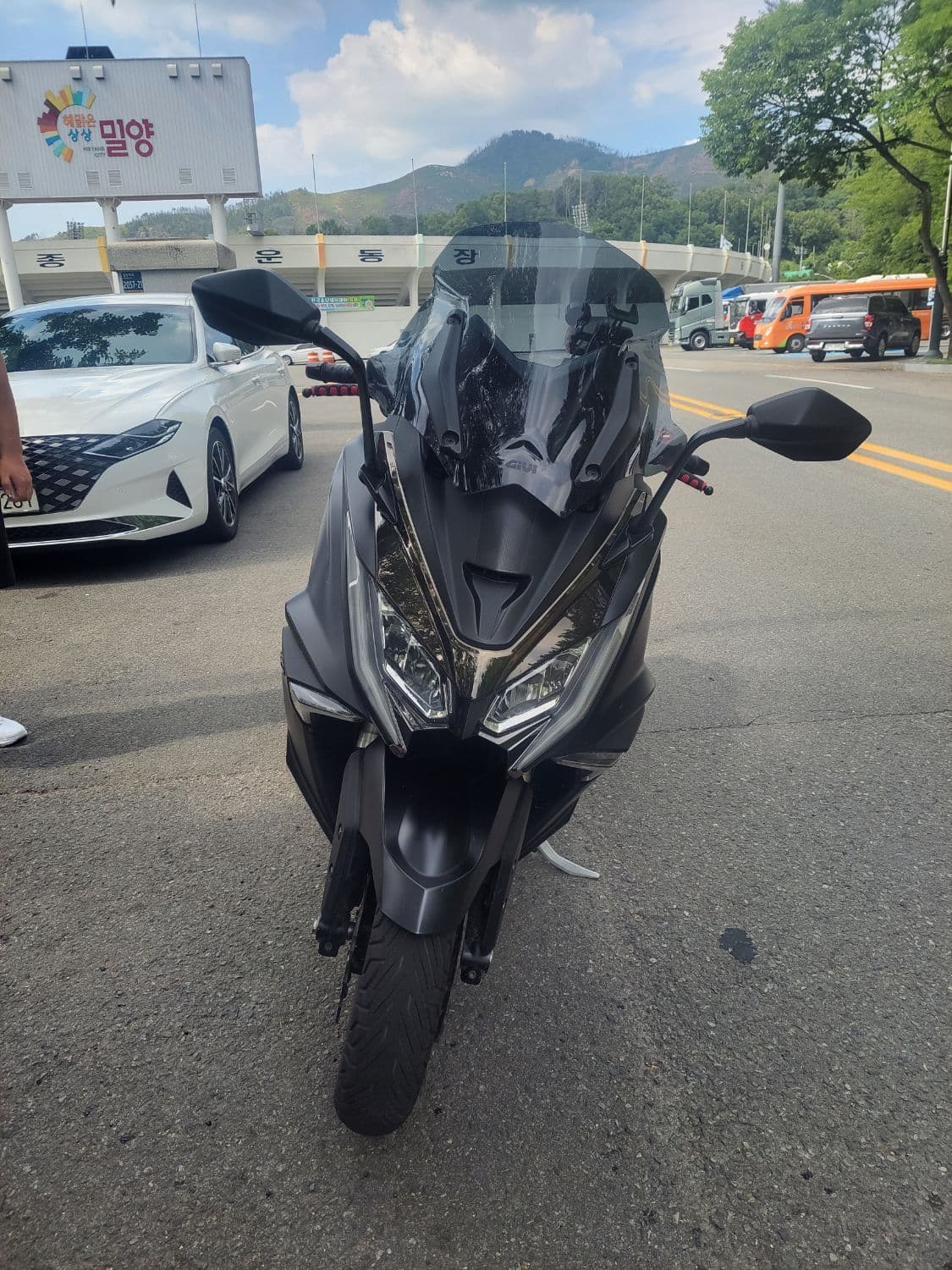 킴코 AK 550 i 4