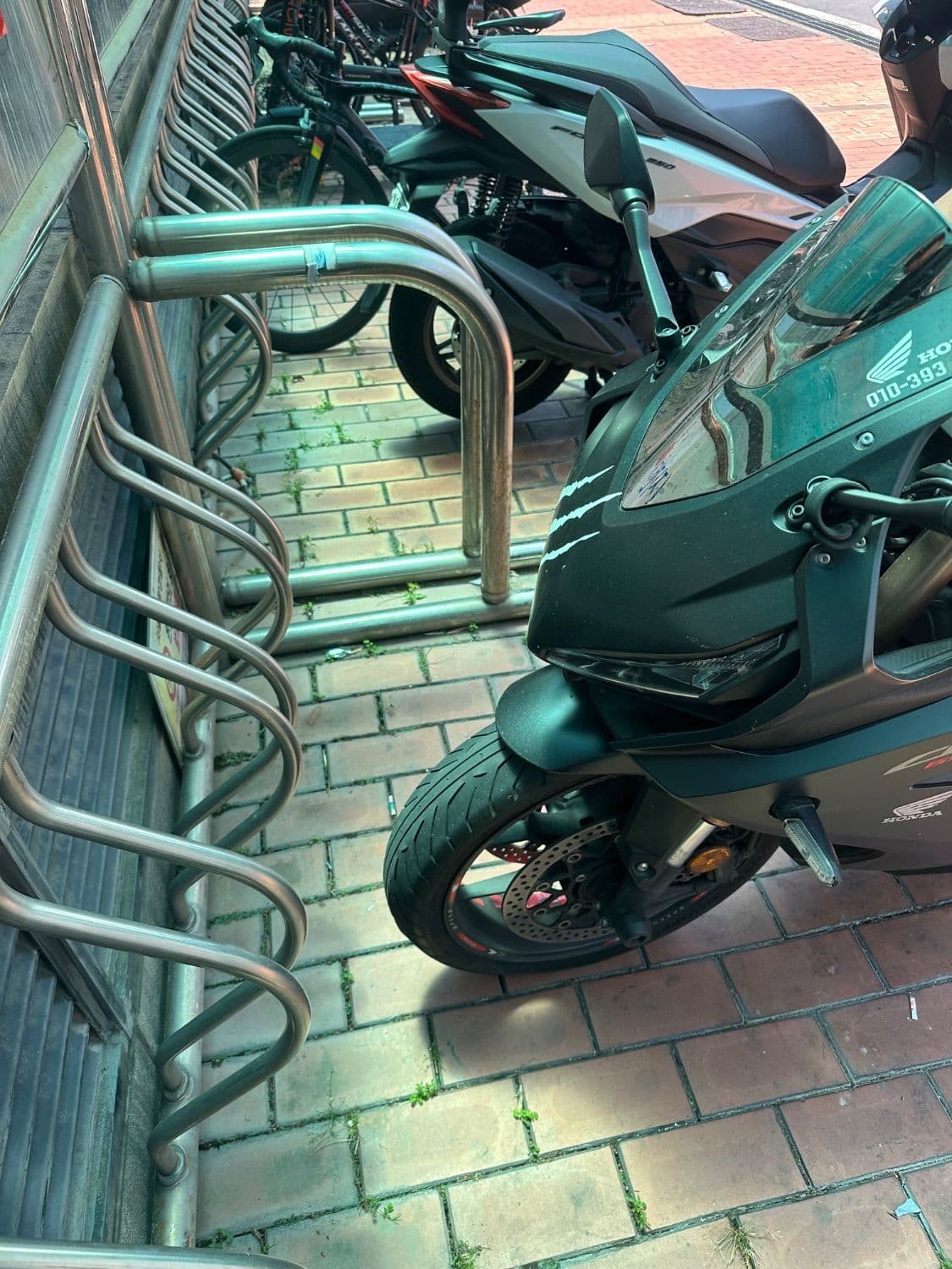 혼다 CBR 650 R MT 3