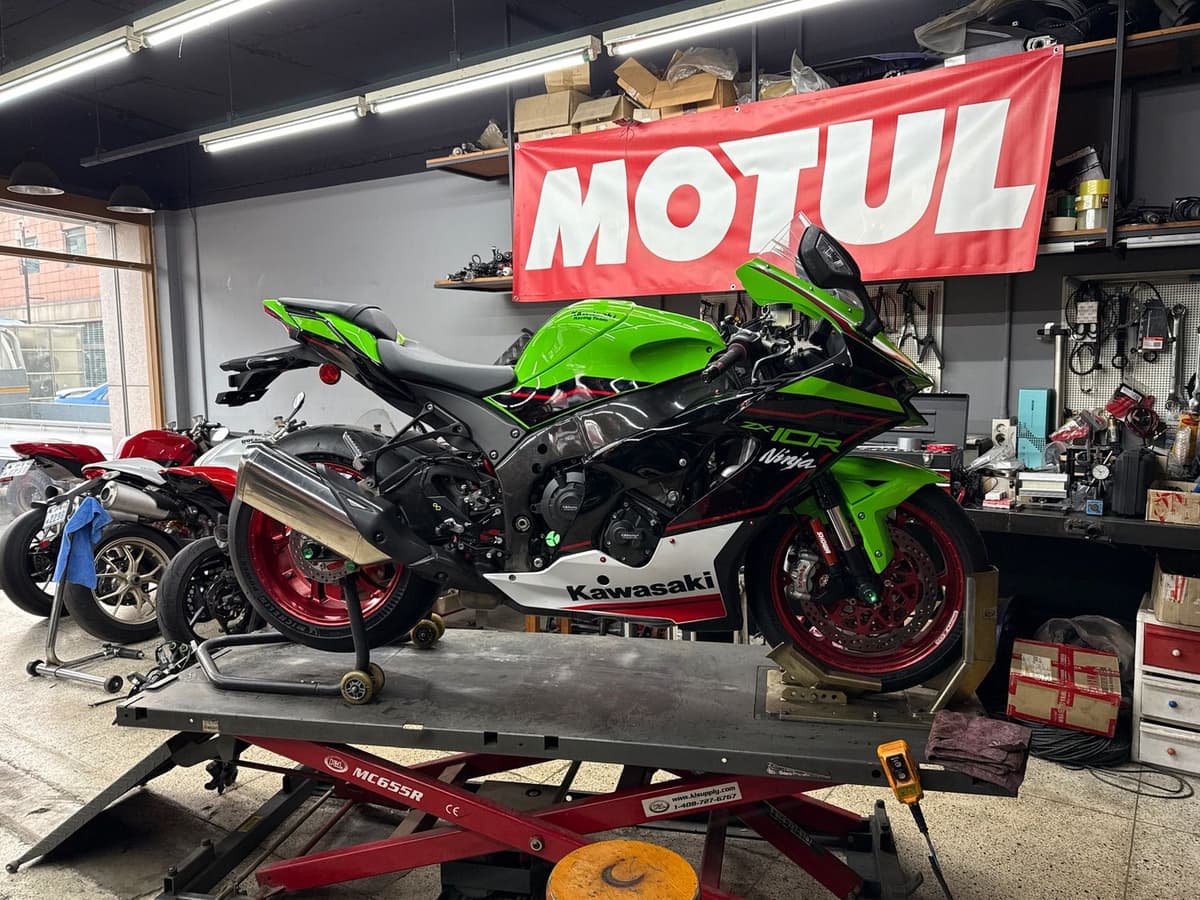 가와사키 닌자 ZX 10 R 1