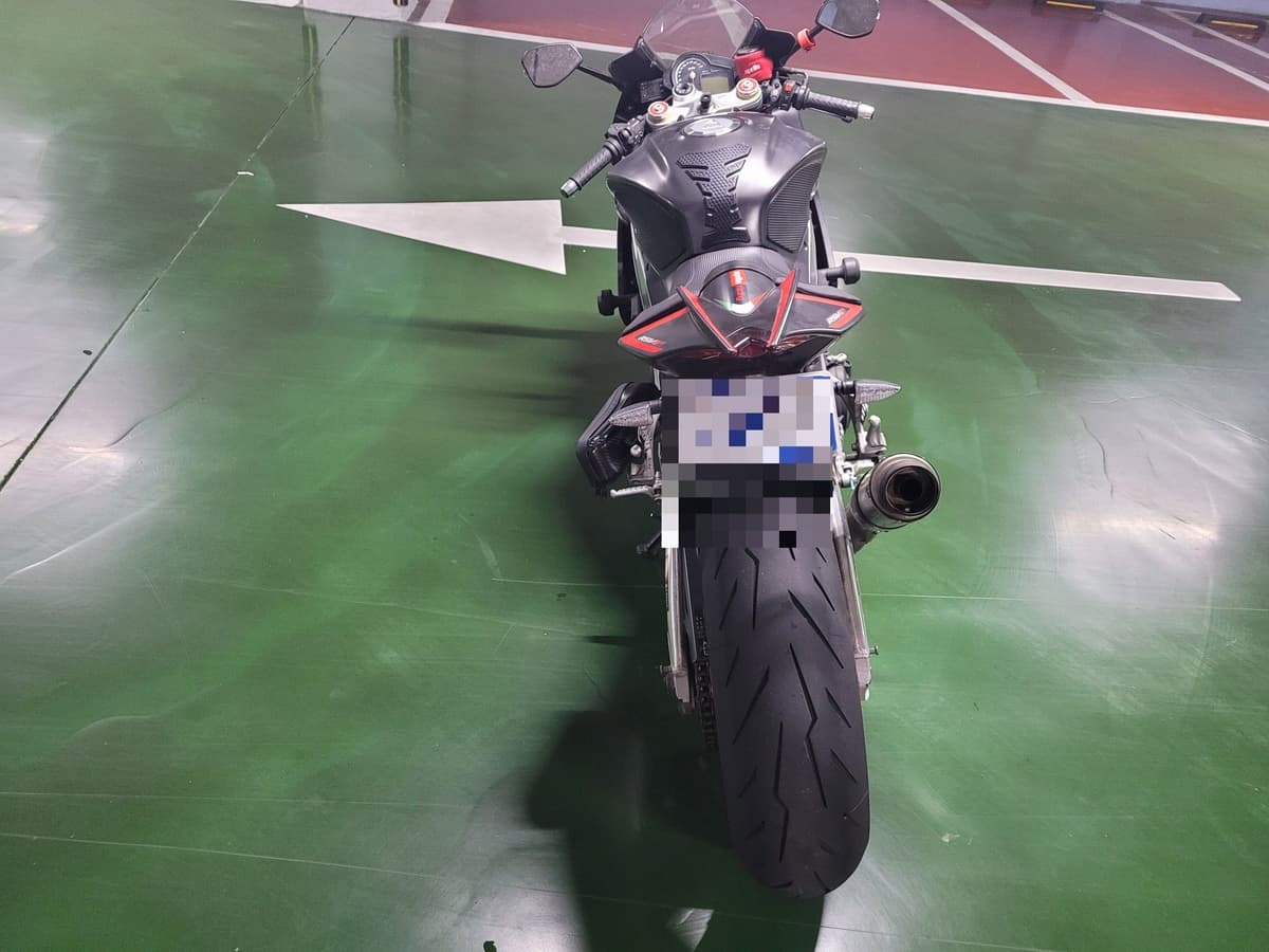 아프릴리아 RSV 4 RR 4