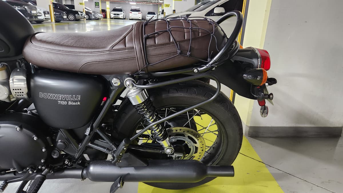 트라이엄프 본네빌 T120 블랙 8