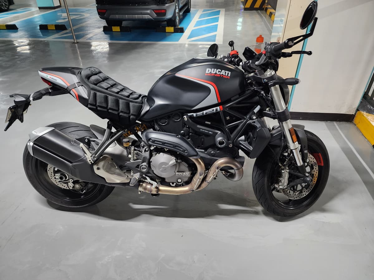 두카티 몬스터 821 스텔스 1