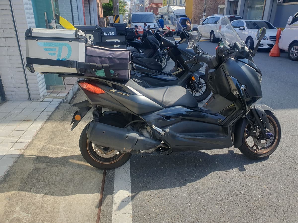 야마하 XMAX 300 ABS 1