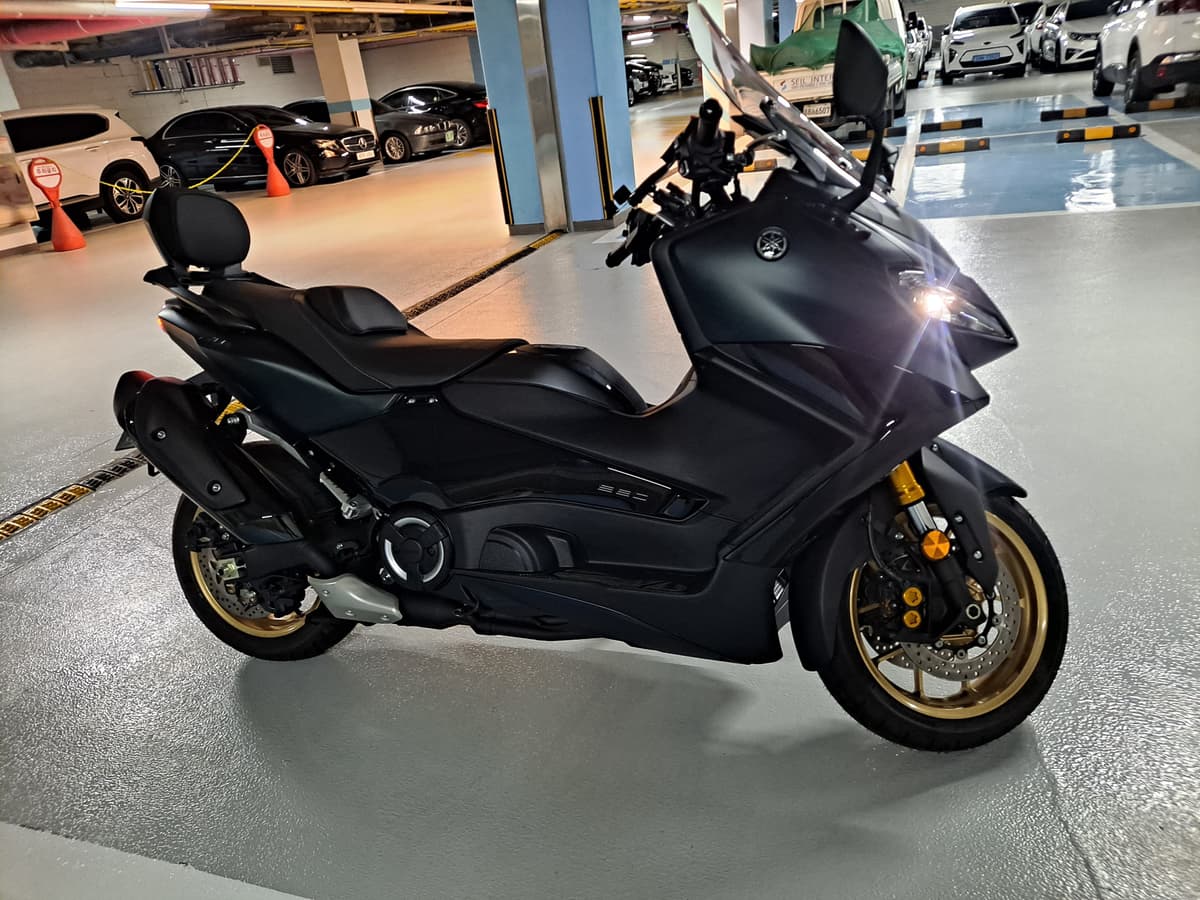 야마하 TMAX 560 more