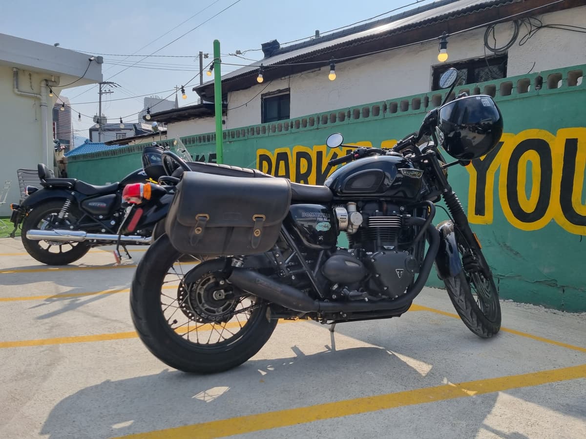 트라이엄프 본네빌 T120 블랙 1