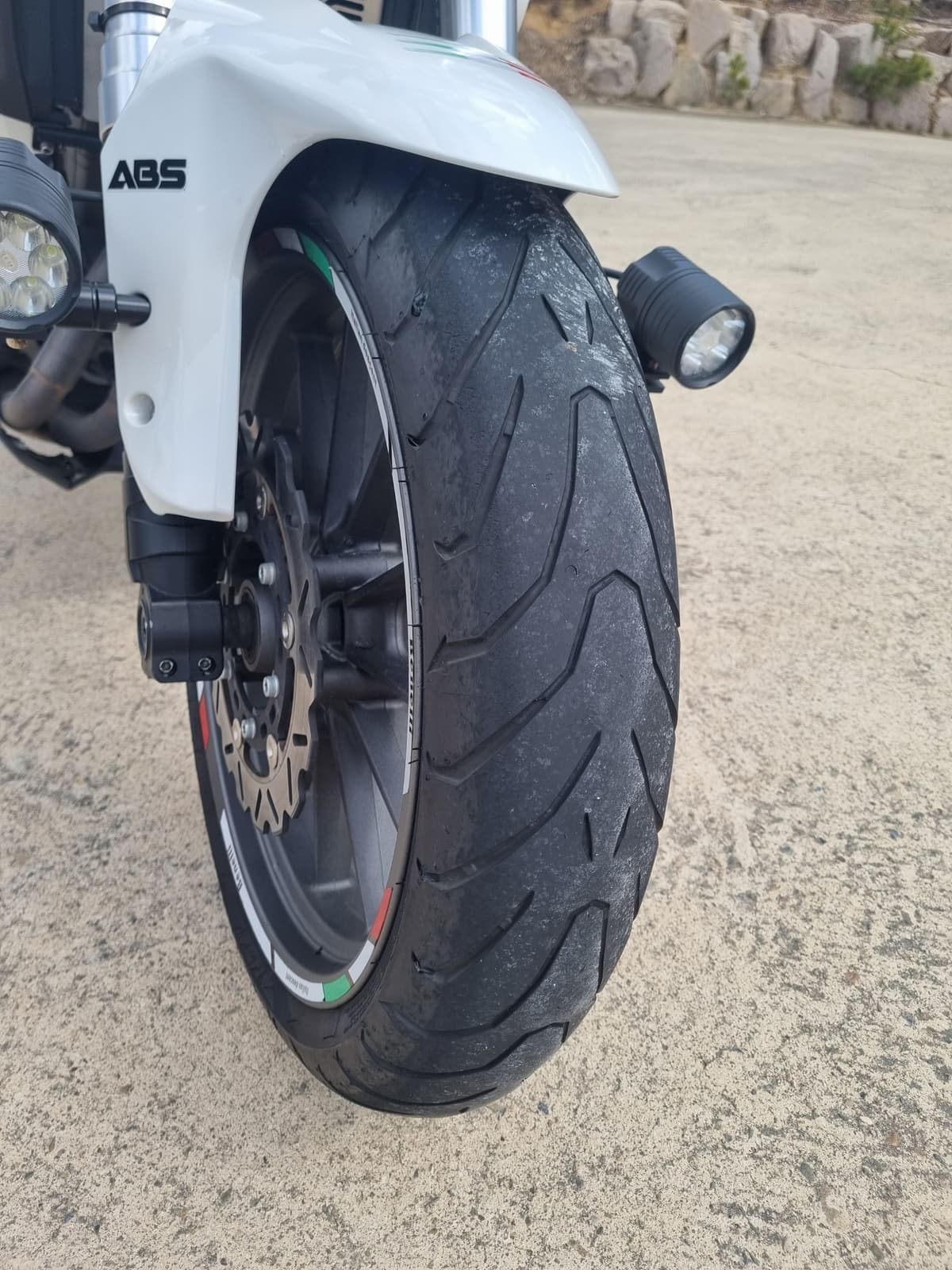 베넬리 TNT 300 ABS 9