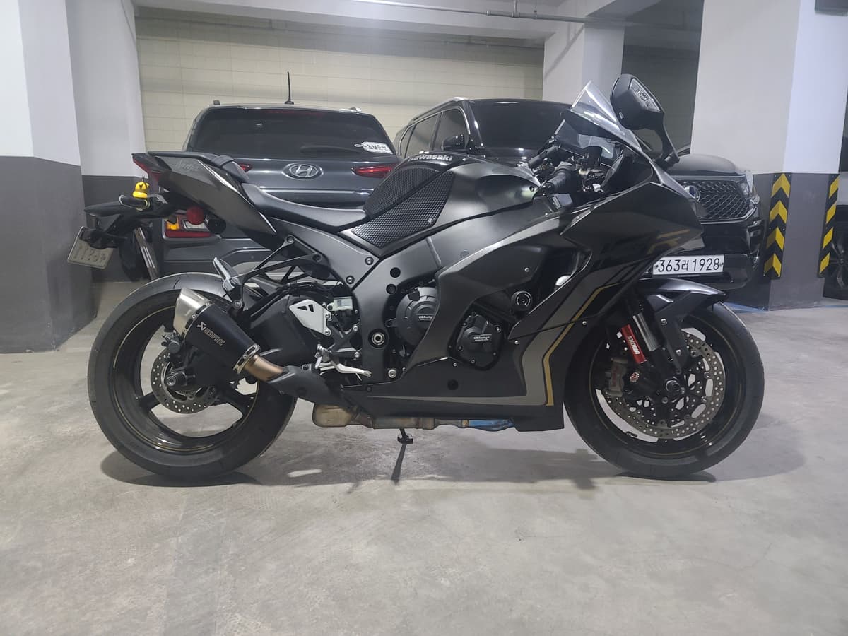 가와사키 닌자 ZX 10 R 1