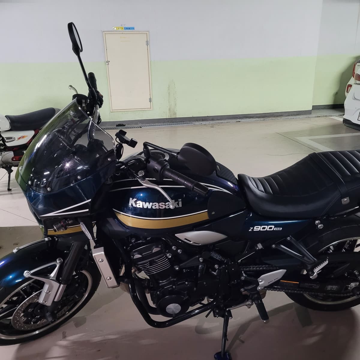 가와사키 Z 900 RS 2