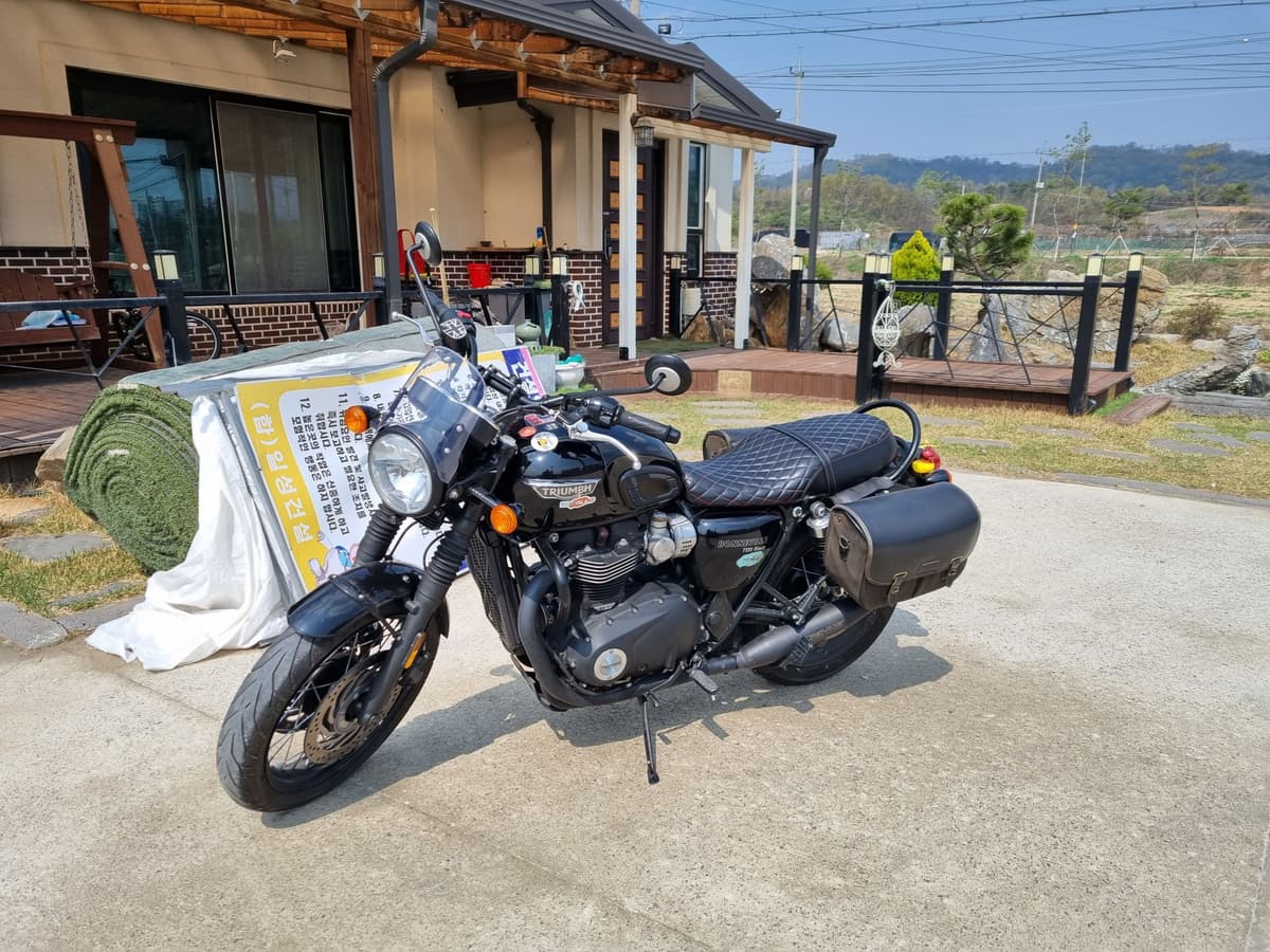 트라이엄프 본네빌 T120 블랙 2