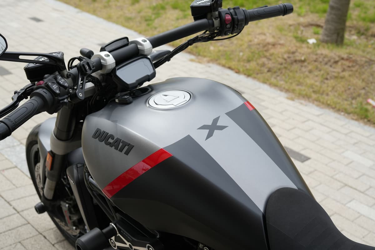 두카티 X 디아벨 블랙스타 18